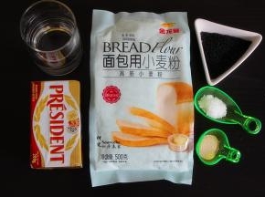 准备食材：高筋面粉280克、干酵母2克、水190克、黄油10克、盐5克、黑芝麻适量。