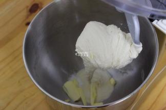 室温内软化的黄油以及盐加入搅拌桶，继续揉揉到扩展阶段。