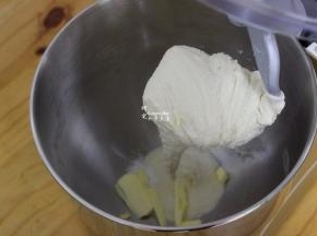 室温内软化的黄油以及盐加入搅拌桶，继续揉揉到扩展阶段。