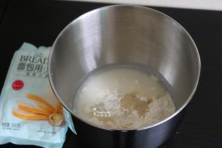 把高筋粉、干酵母、水倒入面包厨师机，按低速搅拌均匀之后，按4挡继续揉到起筋。