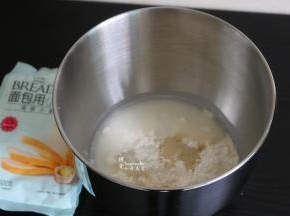 把高筋粉、干酵母、水倒入面包厨师机，按低速搅拌均匀之后，按4挡继续揉到起筋。