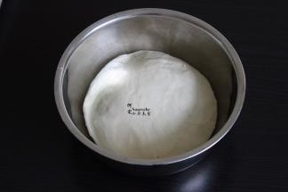 把面团揉至光滑，在室温下发酵到2倍大，第一次发酵完成。