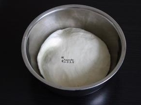 把面团揉至光滑，在室温下发酵到2倍大，第一次发酵完成。
