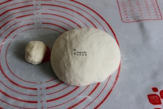 把发酵好的面团，挤出面团内的空气，分出一个约30克的小面团；