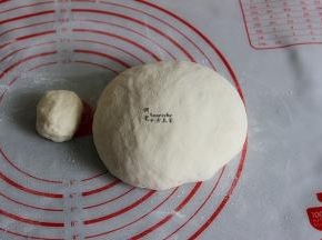 把发酵好的面团，挤出面团内的空气，分出一个约30克的小面团；