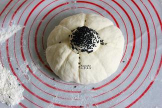 沾满黑芝麻小面团，放在在面团的中间，做个花蕊；