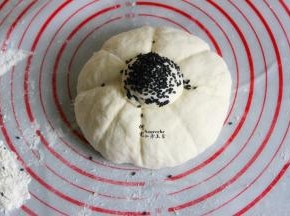 沾满黑芝麻小面团，放在在面团的中间，做个花蕊；