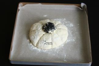 烤盘垫上硅油纸，放入烤盘，进行第二次发酵。