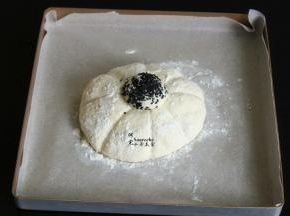 烤盘垫上硅油纸，放入烤盘，进行第二次发酵。