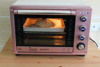 面团发酵好，烤箱预热， 200度，上下火，30分钟，放入中层，烤熟即可出来，外皮硬香，里面松软。