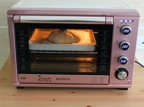 面团发酵好，烤箱预热， 200度，上下火，30分钟，放入中层，烤熟即可出来，外皮硬香，里面松软。