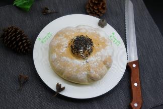 外皮香硬、里面松软可口，很好吃的咸味面包