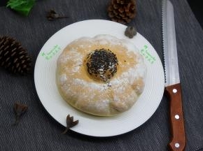 外皮香硬、里面松软可口，很好吃的咸味面包