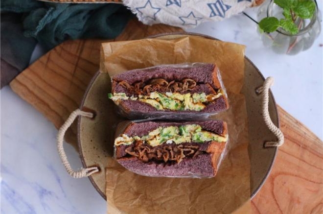 3分钟超简单快手早餐，有蛋有肉营养全，上班族必看！ 黑米三明治