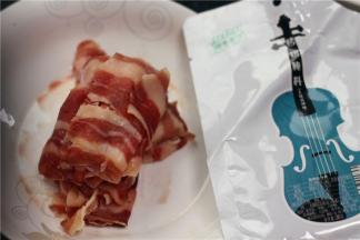 提前一晚准备材料。我用的是吃火锅剩下的肉片，我用现成的腌料腌的，如果没有，可以自己调制。