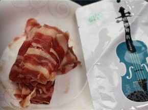 提前一晚准备材料。我用的是吃火锅剩下的肉片，我用现成的腌料腌的，如果没有，可以自己调制。