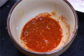 腌料：水：肉的比例是30:30:500，我用了7.5克水和腌料调匀。