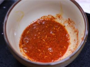 腌料：水：肉的比例是30:30:500，我用了7.5克水和腌料调匀。