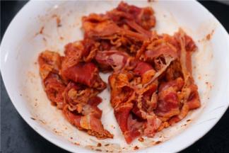 把调制好的腌料倒入肉里，腌一夜。如果起得早也可以腌15分钟，肉片很薄，比较好入味。如果厚，可以延长腌制时间。