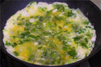 青辣椒和香葱切碎，加少许盐，打入鸡蛋拌匀。锅里倒入少许油，油热后倒入蛋液，炒熟。