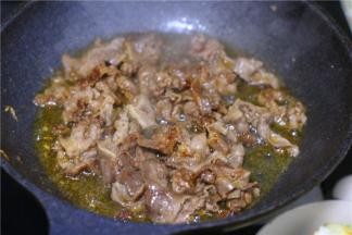 锅里另放一点油，把腌制好的肉倒入煎熟。我看肉片比较肥，没有放油，直接煎的。