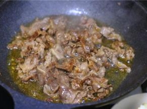 锅里另放一点油，把腌制好的肉倒入煎熟。我看肉片比较肥，没有放油，直接煎的。