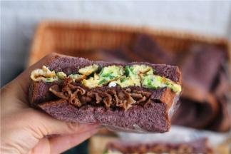 从中间切成两半。开吃吧，配上一杯牛奶，实在是太营养美味了。