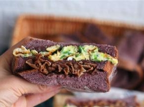 从中间切成两半。开吃吧，配上一杯牛奶，实在是太营养美味了。