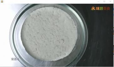 制作液种：
王后T55 70克，水70克，酵母1克，搅拌均匀，26度30分钟，放冰箱冷藏16小时