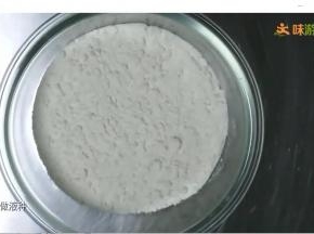 制作液种：
王后T55 70克，水70克，酵母1克，搅拌均匀，26度30分钟，放冰箱冷藏16小时