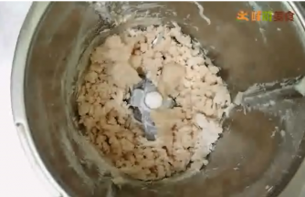 面粉和水初步混合后，加入烫种：烫种： 
水：30克，黄油3克，糖3克，牛奶9克，水30克，T55面粉 30克
水加黄油，糖，盐煮到超过90度，（糖盐黄油都融化），冲入面粉中，搅拌成团，隔日使用。
液种。