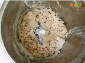 面粉和水初步混合后，加入烫种：烫种： 
水：30克，黄油3克，糖3克，牛奶9克，水30克，T55面粉 30克
水加黄油，糖，盐煮到超过90度，（糖盐黄油都融化），冲入面粉中，搅拌成团，隔日使用。
液种。