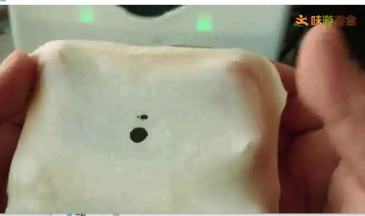 揉到面团扯开洞口有锯齿状，加入黄油