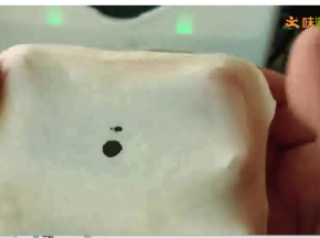 揉到面团扯开洞口有锯齿状，加入黄油