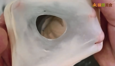 继续揉到面团表面光滑，洞口光滑。