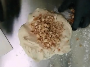 取出面团，加入核桃，揉匀