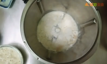 除黄油外，全部食材放入搅拌容器