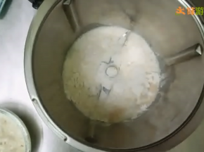 除黄油外，全部食材放入搅拌容器