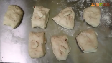 取出发酵好的面团，分割成60克每份。