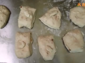 取出发酵好的面团，分割成60克每份。