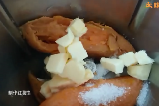 红薯馅： 
红薯115克，糖15克，蛋黄20克，黄油20克，
红薯蒸熟，加糖打成细腻的泥状，加入蛋黄，黄油搅拌均匀。