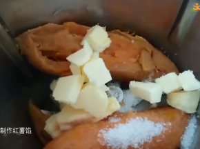 红薯馅： 
红薯115克，糖15克，蛋黄20克，黄油20克，
红薯蒸熟，加糖打成细腻的泥状，加入蛋黄，黄油搅拌均匀。