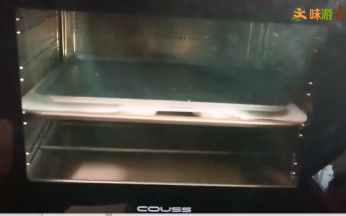 发酵好后，表面喷水，撒上杏仁片，盖上烘焙纸，压上烤盘。烤箱预热，上火200度，下火185度，烤12分钟左右，取下烤盘和烘焙纸，继续烤3-5分钟