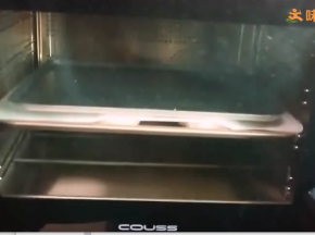 发酵好后，表面喷水，撒上杏仁片，盖上烘焙纸，压上烤盘。烤箱预热，上火200度，下火185度，烤12分钟左右，取下烤盘和烘焙纸，继续烤3-5分钟