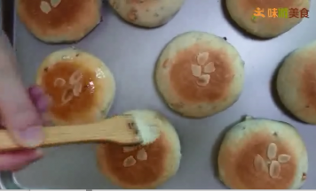 取出，表面刷黄油