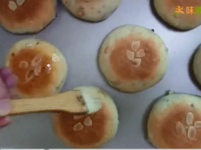 取出，表面刷黄油