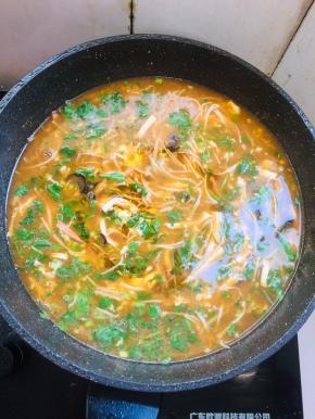 起锅前加入1勺鸡精，适量的香菜和葱花，淋入少许香油即可食用。