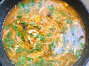 起锅前加入1勺鸡精，适量的香菜和葱花，淋入少许香油即可食用。