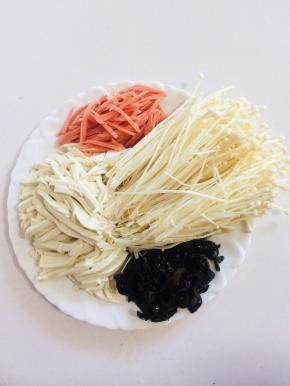 火腿肠切成丝，嫩豆腐切成丝，木耳洗净切成丝，金针菇切掉根部清洗干净备用。