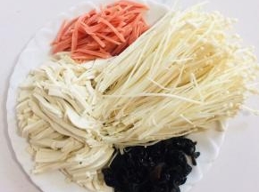 火腿肠切成丝，嫩豆腐切成丝，木耳洗净切成丝，金针菇切掉根部清洗干净备用。